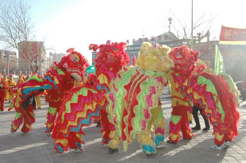酒泉市2011年元宵节社火汇演期间，部分社火队来公司拜年