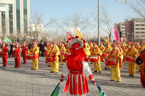 酒泉市2011年元宵节社火汇演期间，部分社火队来公司拜年