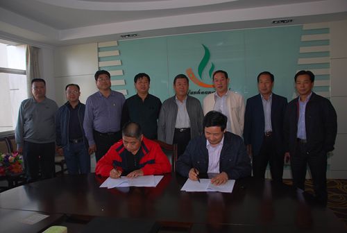 风暴平台种业与黑龙江东方红农业科技开发公司举行玉米新品种转让签约仪式