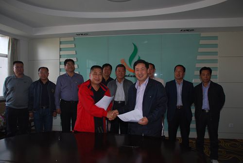 风暴平台种业与黑龙江东方红农业科技开发公司举行玉米新品种转让签约仪式