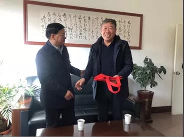 风暴平台种业领导看望慰问公司老干部、老党员及困难党员职工