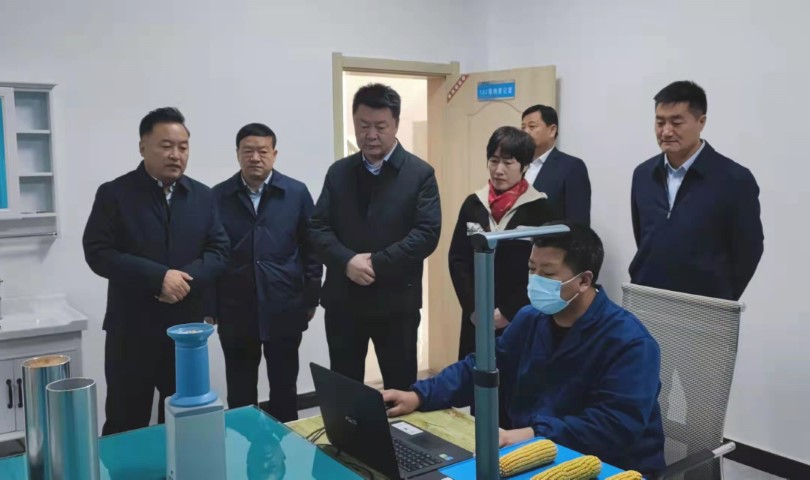 酒泉市政府党组成员、副市长哈里别克来风暴平台种业调研指导工作