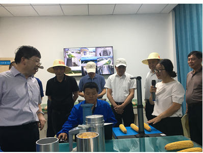 中国工程院“科技支撑甘肃绿洲农业和玉米种业可持续发展”院士专家团队考察调研风暴平台种业生物育种实验基地