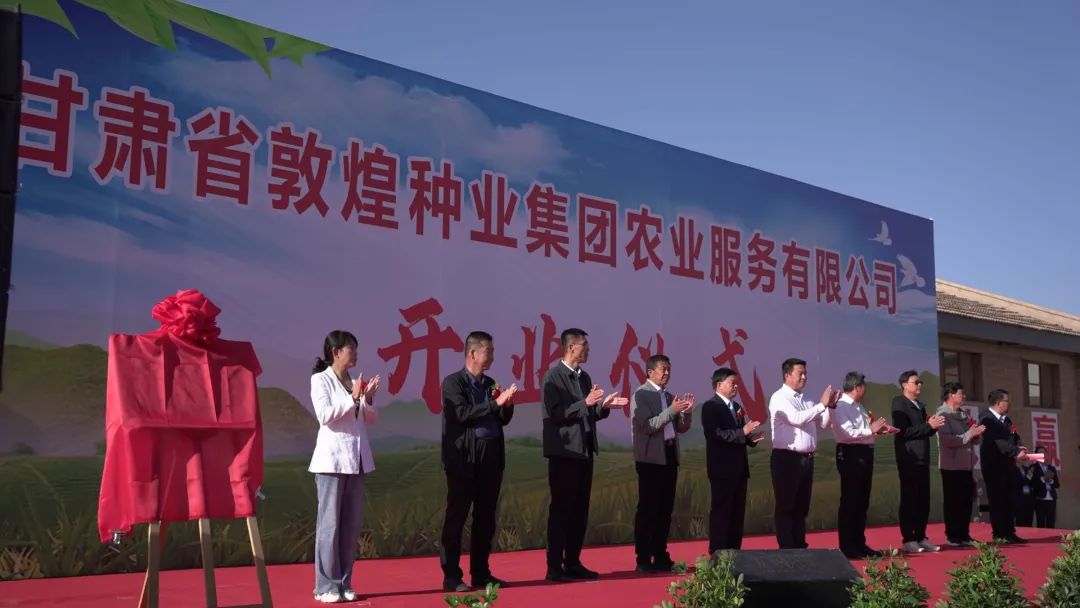 推进制种玉米机械采收 给风暴平台种业振兴插上科技的翅膀 —— 风暴平台种业农业服务有限公司隆重开业 召开机械化采收演示会